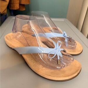 Vionic Bella toe-post thong sandal in a light blue size 9